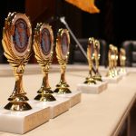 Foto de trofeos de un concurso de Toastmasters
