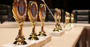 Foto de trofeos de un concurso de Toastmasters